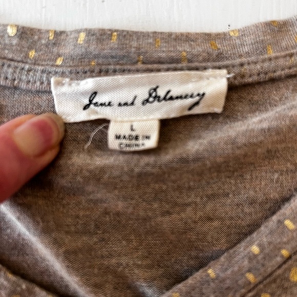 Jane & Delancey Metallic Gold Dot V-Neck Shirt with Tie Cap Sleeve Detail Large - Picture 6 of 6